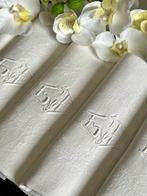 Set oude linnen servetten, met de hand geborduurd met