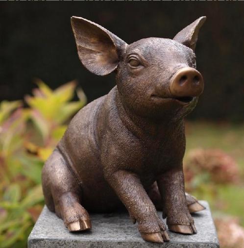 Bronzen Zittend Varkentje - Tuinbeeld - Interieur, Tuin en Terras, Tuinbeelden, Dierenbeeld, Nieuw, Metaal, Verzenden