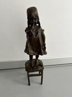 Beeld, Meisje op de stoel - 1,6 kg - 28 cm - Gepatineerd