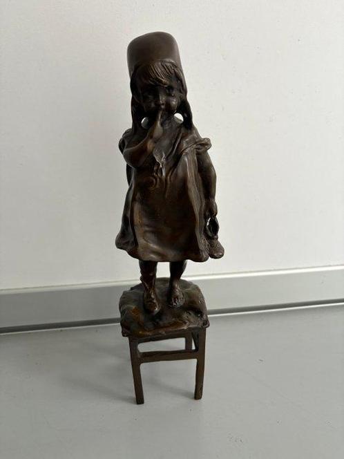 Beeld, Meisje op de stoel - 1,6 kg - 28 cm - Gepatineerd, Antiek en Kunst, Curiosa en Brocante