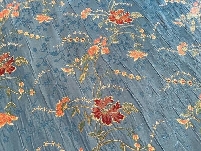 Tijdloze elegantie: meubelstof met bloemrijk borduurwerk -, Antiek en Kunst, Antiek | Kleden en Textiel