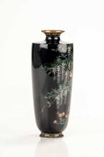Vaas - Emaille, Een cloisonné-vaas met mussen die tussen de, Antiek en Kunst, Antiek | Overige Antiek