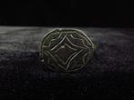 Middeleeuws Brons Ring met vierbladige en ingekapte, Antiek en Kunst
