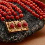 Bloedkoraal kralen armband met gouden sierslot; Antiek |..., Gebruikt, Overige kleuren, Ophalen of Verzenden, Met edelsteen