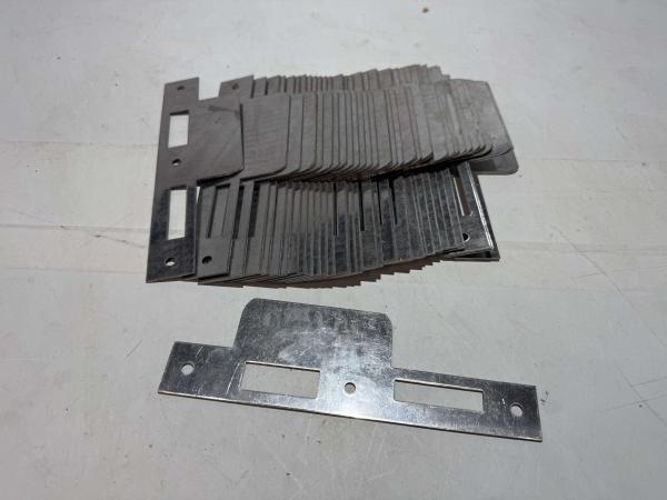 Veiling - 35x Sluitplaat met opstaande rand verzinkt staal, Doe-het-zelf en Verbouw, Hang- en Sluitwerk