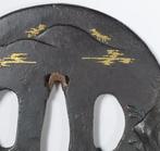 Tsuba (120g) – Figuur bij een stroom, met goudinleg - Edo