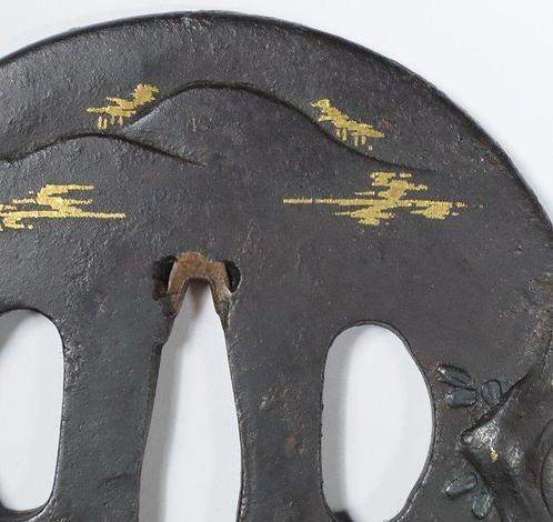 Tsuba (120g) – Figuur bij een stroom, met goudinleg - Edo, Antiek en Kunst, Antiek | Overige Antiek