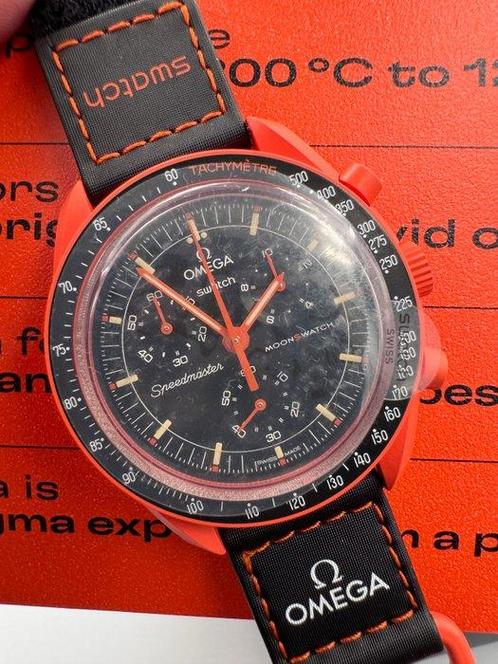 Swatch - MoonSwatch. Mission on Earth. Lava - Zonder, Sieraden, Tassen en Uiterlijk, Horloges | Heren