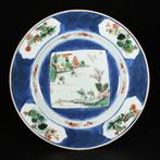 Bord - Assiette à décor bleu poudré et Famille Verte de