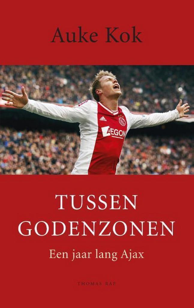 Tussen godenzonen 9789400402577 Auke Kok, Boeken, Hobby en Vrije tijd, Gelezen, Verzenden