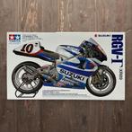 Tamiya - Speelgoedauto SUZUKI RGV- (XR89) Full Display, Hobby en Vrije tijd, Modelauto's | 1:5 tot 1:12, Nieuw