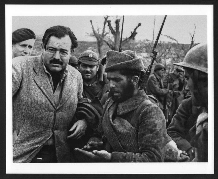 Robert Capa (1913–1954) - Ernest Hemingway, somwhere on the, Antiek en Kunst, Kunst | Designobjecten
