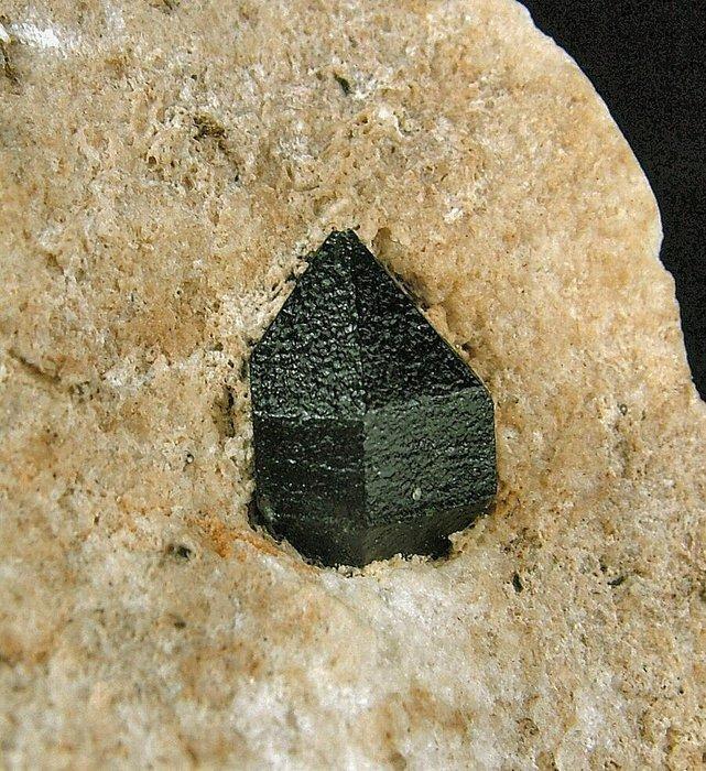 CW1796 prachtige zwarte kwarts in anidriet Kristal op matrix, Verzamelen, Mineralen en Fossielen