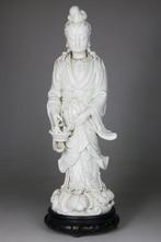 Grote Kwanyin-beeldje - Houten sokkel - Dehua - Blanc de, Antiek en Kunst