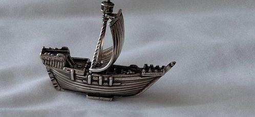 Miniatuur beeldje - Miniatuur van een Scheepje. sloep,, Antiek en Kunst, Antiek | Goud en Zilver