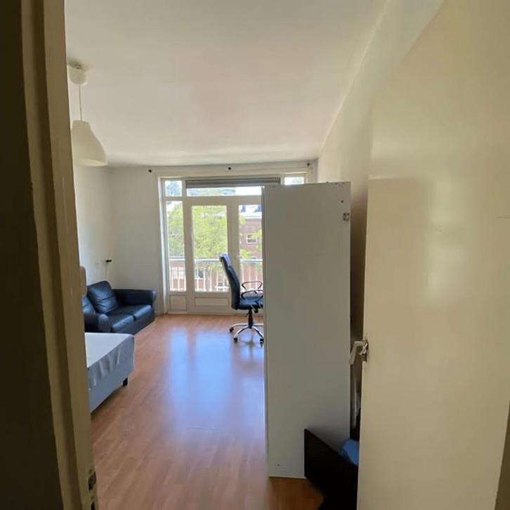 Gemeubileerde kamer met balkon en registratie mogelijk, Huizen en Kamers, Kamers te huur, Minder dan 20 m², Amsterdam