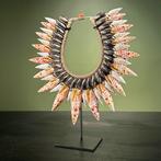 Decoratief ornament - SN11 - Decorative shell necklace on a, Antiek en Kunst
