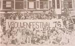 Vintage fotoposter van foto vrouwenfestival 1976 (Posters), Verzamelen, Verzenden, Nieuw, Overige onderwerpen, Met lijst
