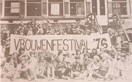 Vintage fotoposter van foto vrouwenfestival 1976 (Posters), Verzamelen, Posters, Nieuw, Overige onderwerpen, Met lijst, Verzenden