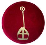 Baretspeld / button met Staf en Mijter rood, Diversen, Sinterklaas, Ophalen of Verzenden, Nieuw