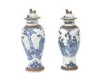 Twee blauw porseleinen dekselvazen, China, 19e eeuw, Antiek en Kunst