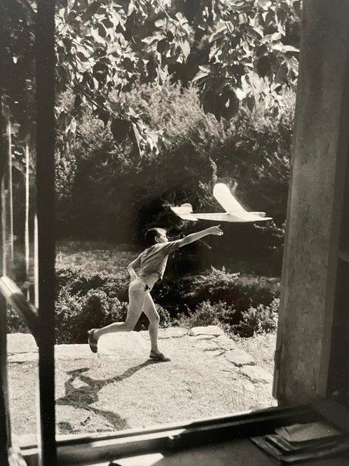 Willy Ronis (2010-2009) - Vincent Aéromodéliste Gordes 1950, Antiek en Kunst, Kunst | Schilderijen | Modern