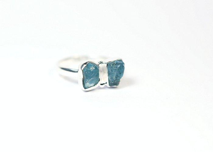 Neonblauw Apatiet Ring / ruw / nieuw- 3.95 g - (1), Verzamelen, Mineralen en Fossielen