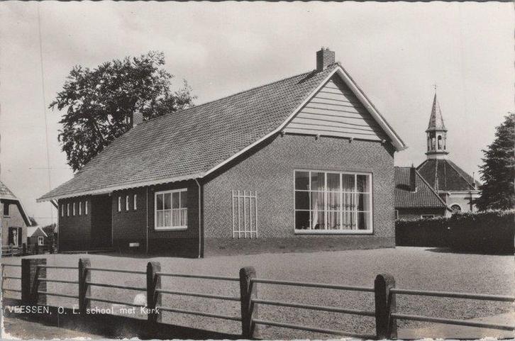 VEESSEN - O. L. school met Kerk, Verzamelen, Ansichtkaarten | Nederland, Verzenden