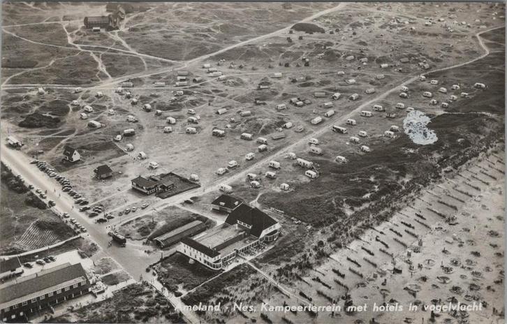 AMELAND - NES - Kampeerterrein mat hotels in Vogelvlucht, Verzamelen, Ansichtkaarten | Nederland