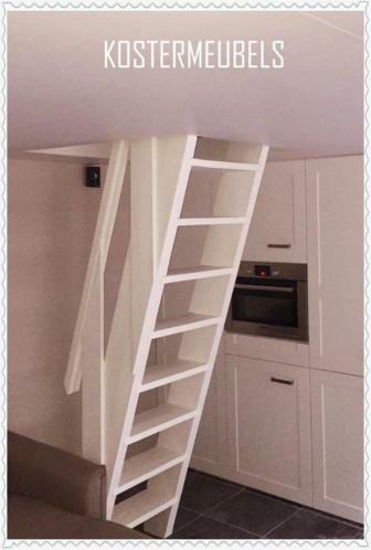 Trappen / Ladders gemaakt van geschaafd hout, dicht of open beschikbaar voor biedingen