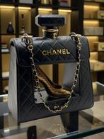 Art Stray-Nos - “ L’Écrin Doré : Licone Chanel sous Vitrine