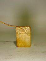 Chinese gele hardstenen hanger met inscripties, 20e eeuw