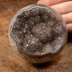 Detail van kwartskristallen bol met geode Kristallen bol met, Verzamelen, Mineralen en Fossielen