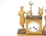 Een vuurverguld bronzen Charles X schouwpendule, Frankrijk, Gebruikt