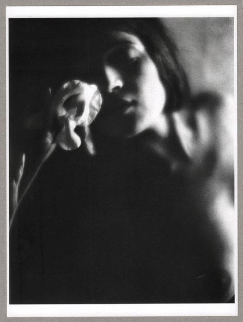 Edward Weston - Tina with the white iris, 1921, Antiek en Kunst, Kunst | Schilderijen | Modern