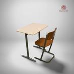 Vintage schooltafels en stoelen