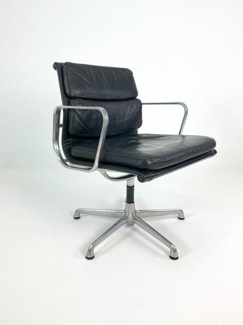 ICF - Charles Eames - Fauteuil - EA208 Zachte Pad -, Antiek en Kunst, Antiek | Meubels | Stoelen en Banken