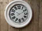 Grote klok met brede wit metalen rand en zwarte letters 79