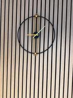 Linea d’Oro – Luxe Metalen Wandklok – 60 cm – Zwart & Goud –, Huis en Inrichting, Verzenden, Nieuw, Analoog, Wandklok