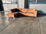 Mooie cognac kleurige hoekbank in goede staat, 250 tot 300 cm, Hoekbank, Zo goed als nieuw, Vierpersoons of meer