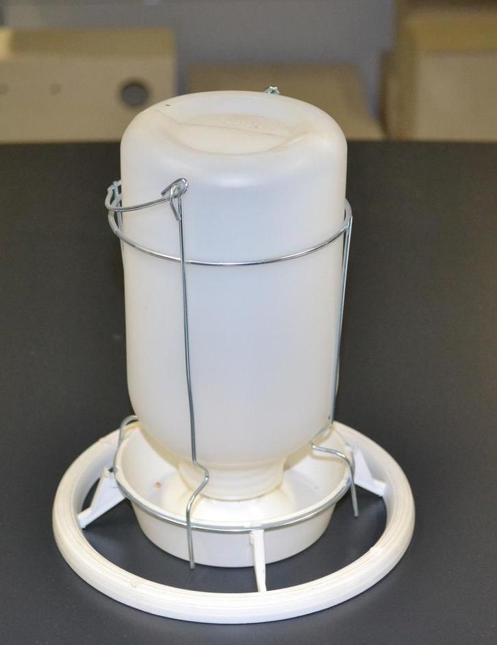 1325 Flessenhouder plastic, Dieren en Toebehoren, Vogels | Hokken en Kooien, Nieuw, Ophalen of Verzenden