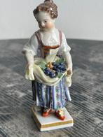 Meissen - Figuur - Mädchen mit Beeren - Porselein, Antiek en Kunst