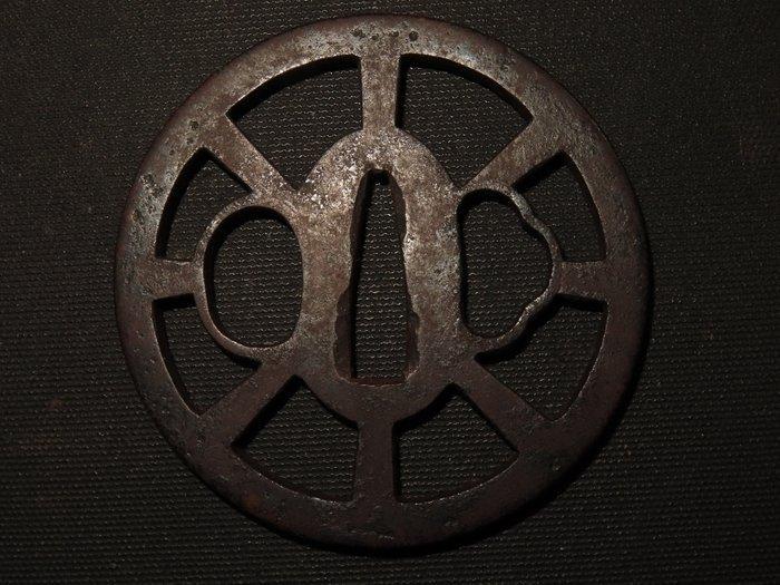 Gietijzer - Kuruma Sukashi Tsuba : C5-268 - Japan - Edo, Antiek en Kunst, Antiek | Overige Antiek
