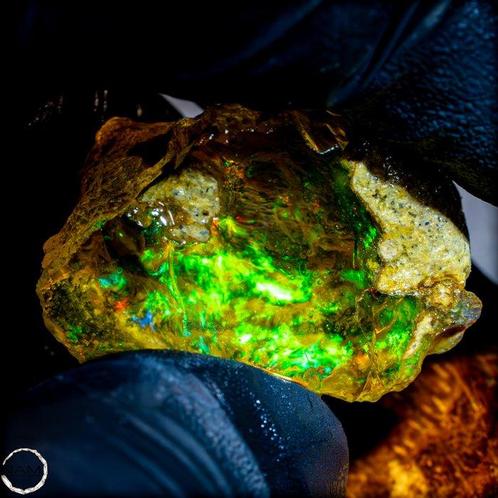 Zeer zeldzame natuurlijke AAA+++ Crystal Opal onbehandeld, Verzamelen, Mineralen en Fossielen