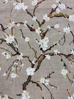 Elegant en delicaat textiel met een amandelbloesemmotief in, Antiek en Kunst