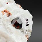 Alpini en Perfetti, rode almandijn granaat Kristallen op