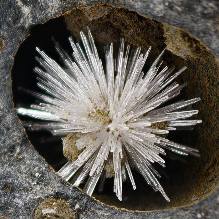 Ster van aragoniet met calciet in basaltische geode,, Verzamelen, Mineralen en Fossielen