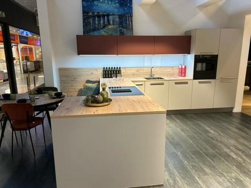 Nolte Showroom Keuken Platina grijs/Hennarood Incl. apparate, Huis en Inrichting, Keuken | Complete keukens, Kunststof, Met kookeiland