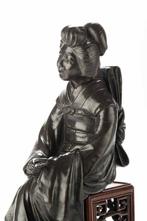 Gepatineerd brons - Een geverfde bronzen okimono uit de, Antiek en Kunst