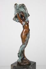 sculptuur, Nude with Cloth - 35 cm - Gepatineerd brons